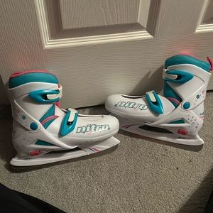 Youth girl ice skates!